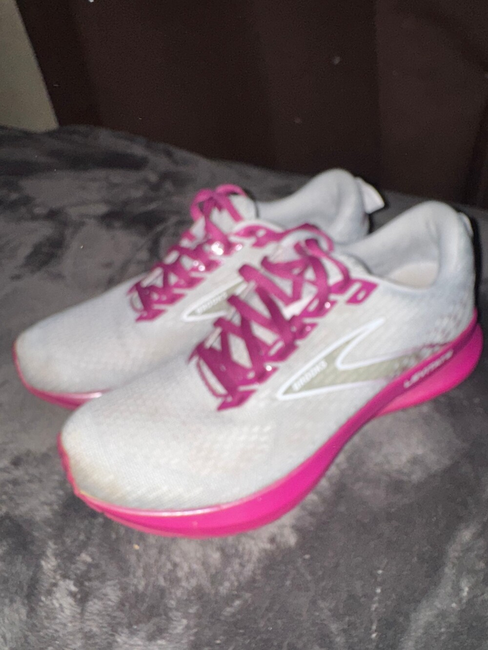 Brooks Levitate Running Shoes Size 8.5 White Pink